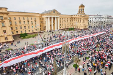 MINSK, BELARUS 23 AĞUSTOS 2020 binlerce insan anayasal güç değişimi için Independence Meydanı ve Bulvarı 'ndaki barışçıl protesto yürüyüşüne katıldı..