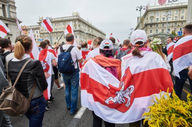 MINSK, BELARUS 23 AĞUSTOS 2020 binlerce insan anayasal güç değişimi için Independence Meydanı ve Bulvarı 'ndaki barışçıl protesto yürüyüşüne katıldı..
