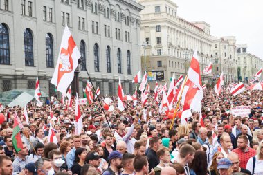 MINSK, BELARUS 23 AĞUSTOS 2020 binlerce insan anayasal güç değişimi için Independence Meydanı ve Bulvarı 'ndaki barışçıl protesto yürüyüşüne katıldı..