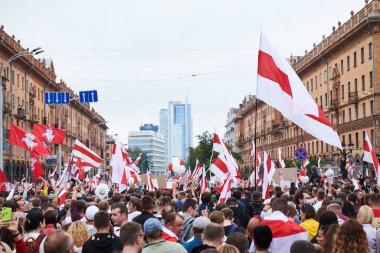 MINSK, BELARUS 23 AĞUSTOS 2020 binlerce insan anayasal güç değişimi için Independence Meydanı ve Bulvarı 'ndaki barışçıl protesto yürüyüşüne katıldı..