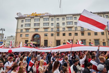 MINSK, BELARUS 23 AĞUSTOS 2020 binlerce insan anayasal güç değişimi için Independence Meydanı ve Bulvarı 'ndaki barışçıl protesto yürüyüşüne katıldı..