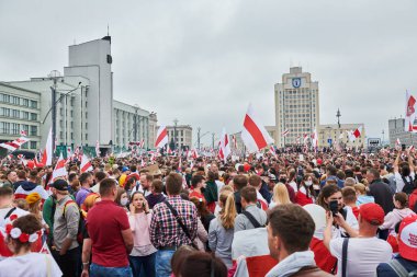 MINSK, BELARUS 23 AĞUSTOS 2020 binlerce insan anayasal güç değişimi için Independence Meydanı 'ndaki barışçıl protesto yürüyüşüne katıldı..