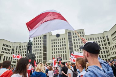 MINSK, BELARUS 23 AĞUSTOS 2020 binlerce insan anayasal güç değişimi için Independence Meydanı 'ndaki barışçıl protesto yürüyüşüne katıldı..