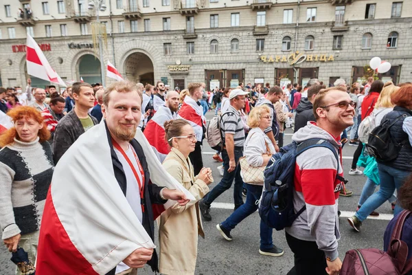 23 августа 2020 года тысячи людей приняли участие в мирном марше протеста на площади Независимости и проспекте Независимости за смену конституции. — стоковое фото