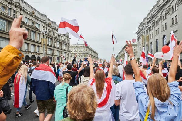 23 августа 2020 года тысячи людей приняли участие в мирном марше протеста на площади Независимости и проспекте Независимости за смену конституции. — стоковое фото