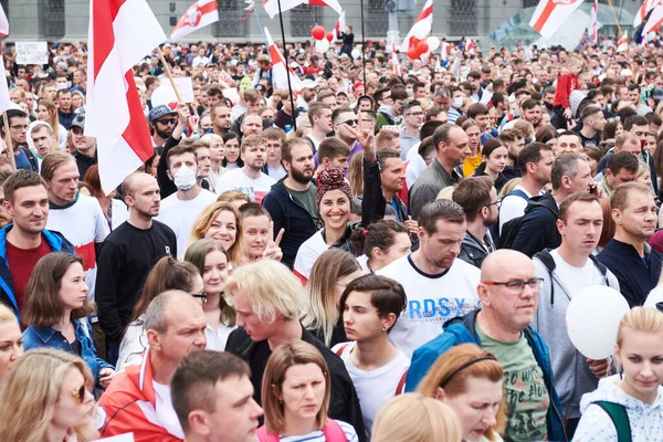 MINSK, BELARUS 23 sierpnia 2020 roku tysiące ludzi wzięło udział w pokojowym marszu protestacyjnym na Placu Niepodległości i alei, na rzecz konstytucyjnej zmiany władzy. — Zdjęcie stockowe