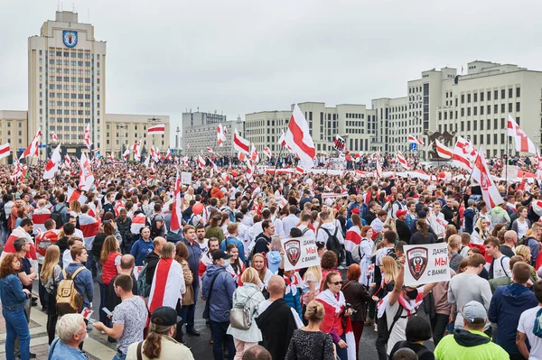 23 августа 2020 года тысячи людей приняли участие в мирном марше протеста на площади Независимости за конституционную смену власти. — стоковое фото