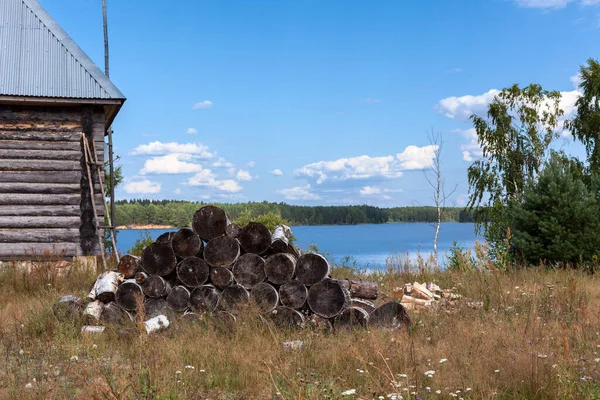 Stapel Von Holzblöcken Steht Hinterhof Eines Holzhauses Seeufer Landschaft Sommer — Stockfoto