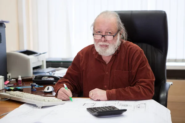 Engenheiro Arquitetura Sênior Trabalhando Com Plantas Documentos Escrevendo Desenhos Gabinete — Fotografia de Stock