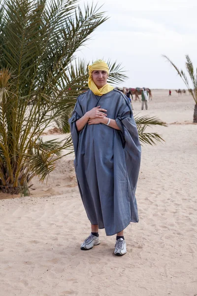 Caucasian Man Dressed Traditional Dishdasha Yellow Headscarf Standing Desert Palm — Stock Photo, Image