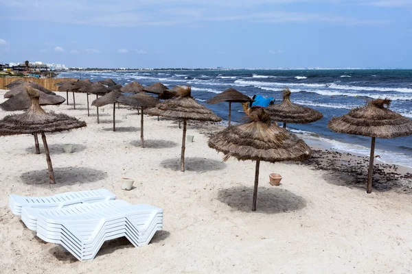 Deniz Kıyısında Rüzgarlı Bir Hava Güneşli Yataklar Boş Kumsalda Katlanır — Stok fotoğraf