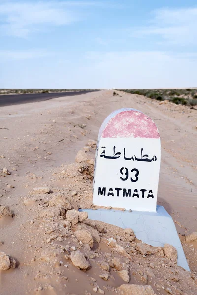 Tunísia Milepost Uma Estrada Deserta Para Destino Matmata Tunísia África — Fotografia de Stock