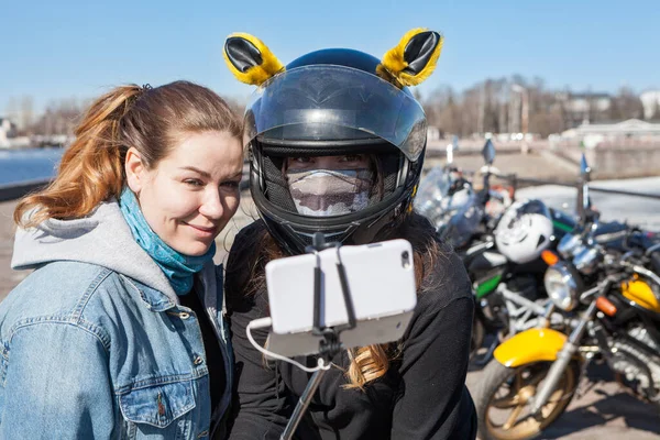 Jóvenes Mujeres Caucásicas Motociclistas Toman Selfies Usando Teléfono Celular Con — Foto de Stock