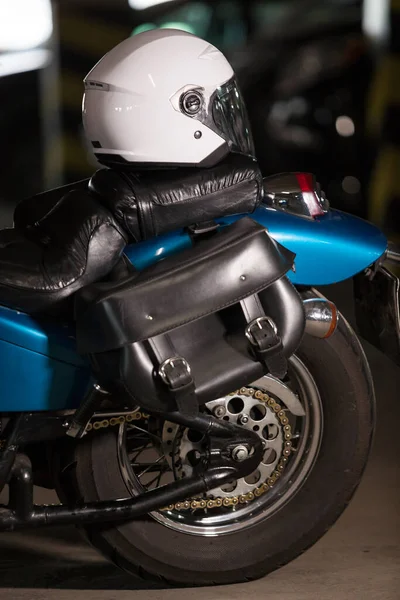 화이트 모터사이클 헬멧을 뒷좌석에 어두운 주차장에 있지만 아무도 — 스톡 사진