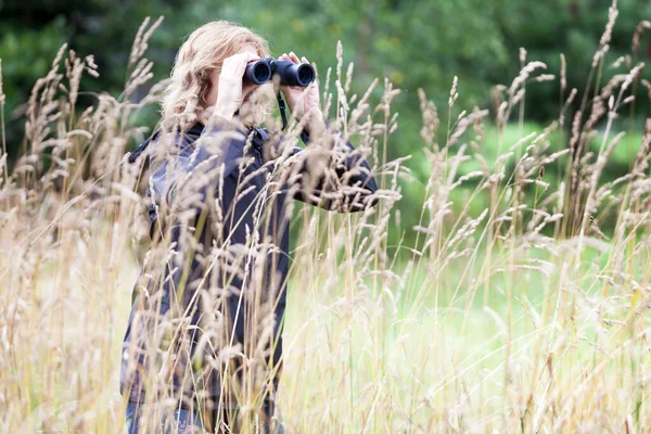 Caminhante Feminina Olhando Através Dos Binóculos Nos Arbustos Secos Vista — Fotografia de Stock