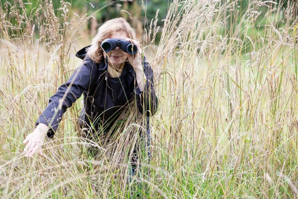 Blont Hår Europeiska Kvinna Spionerar Med Kikare Flytta Till Sidan — Stockfoto