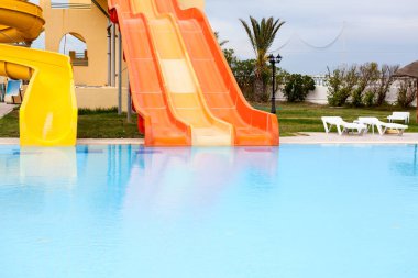 Kapalı su kayakları aquapark 'ta, yüzme havuzunun sakin su yüzeyi, boş bir tatil yeri.