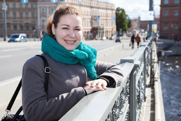 Uśmiechnięta Dorosła Kobieta Płaszczu Stojąca Moście Patrząca Kamerę Słoneczna Pogoda — Zdjęcie stockowe