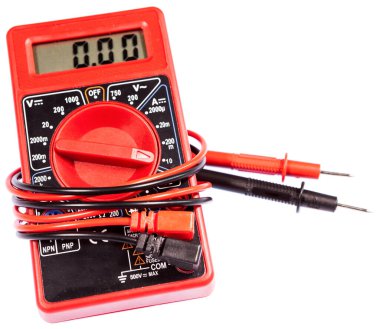 Elektriği ölçmek için beyaz zemin üzerinde izole edilmiş kırmızı çoklu metre aygıtı