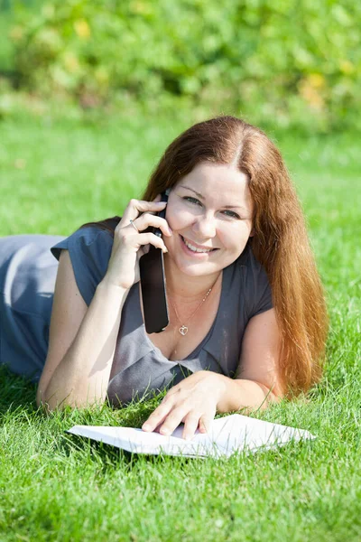 Rött Hår Kaukasisk Kvinna Ligger Grön Gräsäng Med Bok Ringer — Stockfoto