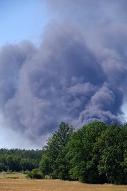 Bir kırsal çiftlik büyük bir duman bulutu ateşle