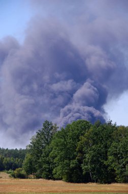 Bir kırsal çiftlik büyük bir duman bulutu ateşle