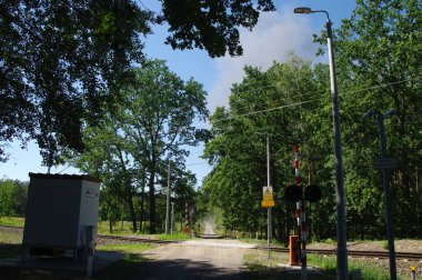 Bir kırsal çiftlik büyük bir duman bulutu ateşle