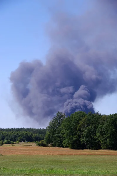 Fuego Con Una Gran Nube Humo Una Granja Rural — Foto de Stock