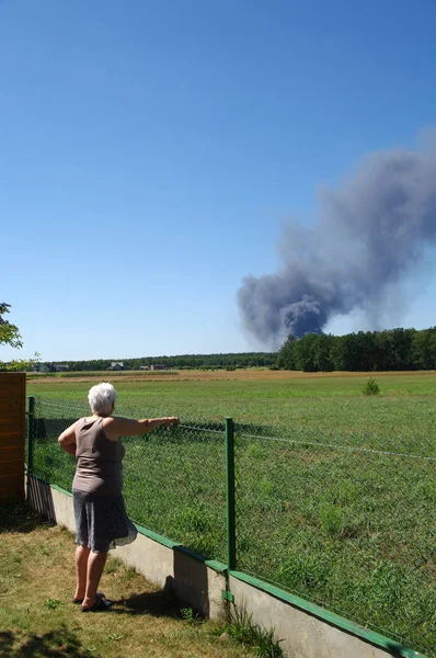 Fuego Con Una Gran Nube Humo Una Granja Rural —  Fotos de Stock