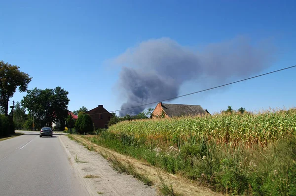 農村部の農場で大きな煙雲と火 — ストック写真