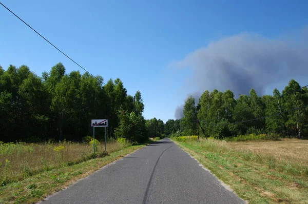 Elden Med Stor Rök Moln Lantlig Gård — Stockfoto