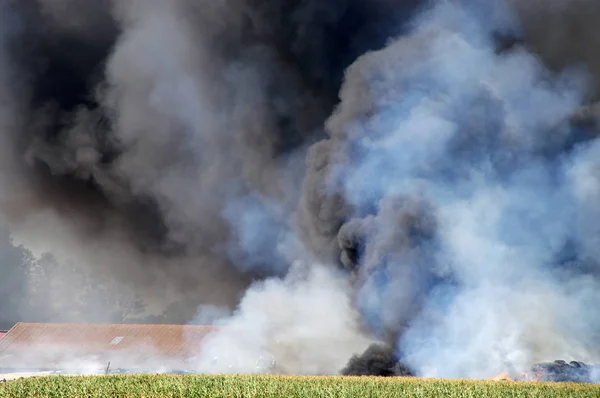 農村部の農場で大きな煙雲と火 — ストック写真
