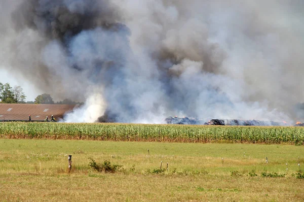 Fuego Con Una Gran Nube Humo Una Granja Rural — Foto de Stock