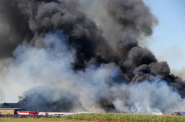 農村部の農場で大きな煙雲と火 ロイヤリティフリーのストック写真