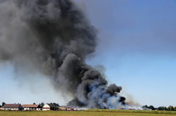 Bir Kırsal Çiftlik Büyük Bir Duman Bulutu Ateşle Stok Fotoğraf