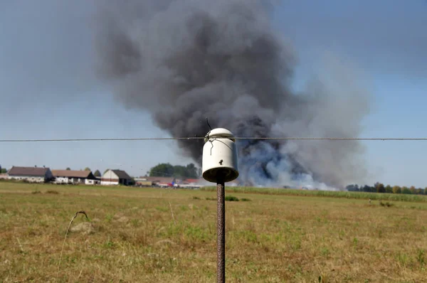 Пожар Большим Облаком Дыма Сельской Ферме Стоковое Фото