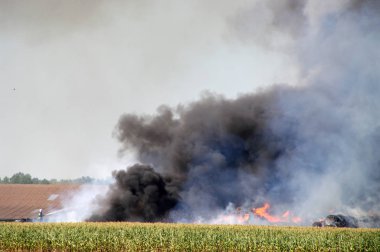 Bir kırsal çiftlik büyük bir duman bulutu ateşle