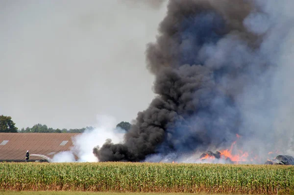 Het Vuur Met Een Grote Rook Wolk Een Landelijke Boerderij — Stockfoto