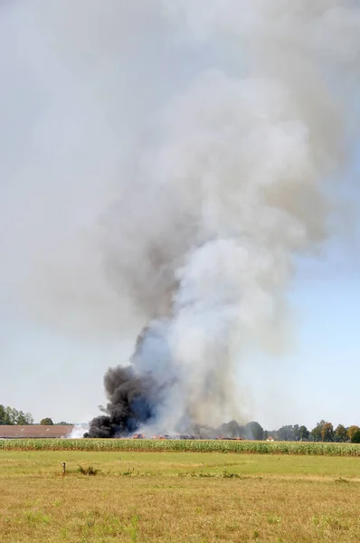 Feu Avec Gros Nuage Fumée Dans Une Ferme Rurale — Photo