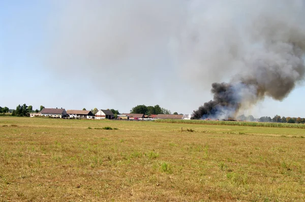 Das Feuer Mit Einer Großen Rauchwolke Einem Ländlichen Bauernhof lizenzfreie Stockbilder