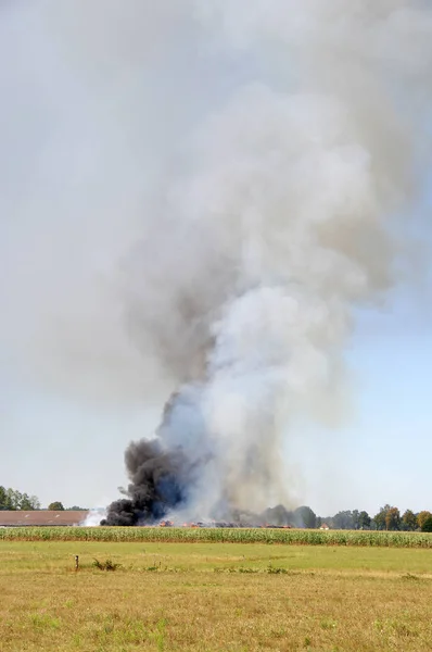 Das Feuer Mit Einer Großen Rauchwolke Einem Ländlichen Bauernhof Stockbild