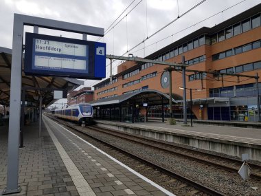 Hilversum, Hollanda - 02 Ocak 2019 demiryolu istasyonunun bina ve diğer ayrıntıları ile göster