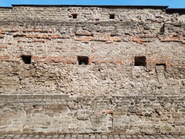 Duisburg, Almanya - 18 Mayıs 2019 İç limandaki şehir duvarı, anıt parçaları