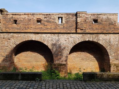 Duisburg, Almanya - 18 Mayıs 2019 İç limandaki şehir duvarı, anıt parçaları