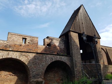 Duisburg, Almanya - 18 Mayıs 2019 Kabuk şeklindekule. İç limandaki şehir duvarı, anıt parçaları