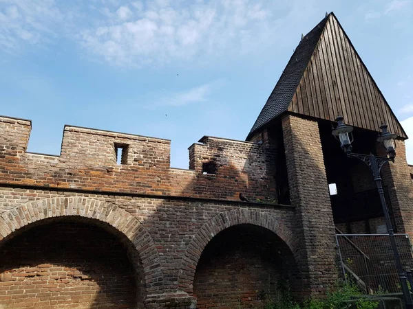 Duisburg Almanya Mayıs 2019 Kabuk Şeklindekule Limandaki Şehir Duvarı Anıt — Stok fotoğraf