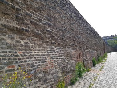 Duisburg, Almanya - 18 Mayıs 2019 İç limandaki şehir duvarı, anıt parçaları