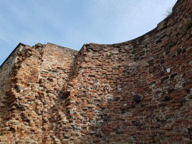 Duisburg, Almanya - 18 Mayıs 2019 İç limandaki duvar kuleleri, anıt parçaları