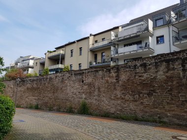 Duisburg, Almanya - 18 Mayıs 2019 İç limandaki şehir duvarı, anıt parçaları