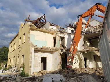 Eski evin sökülmesi ve zarar görmesi